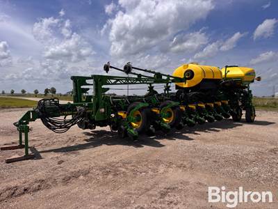 2020 John Deere 1775NT MaxEmerge 5 24R30"  Planter