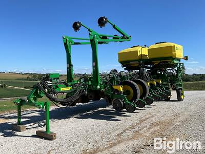 2022 John Deere 1775NT MaxEmerge 5 CCS 16R30” Planter