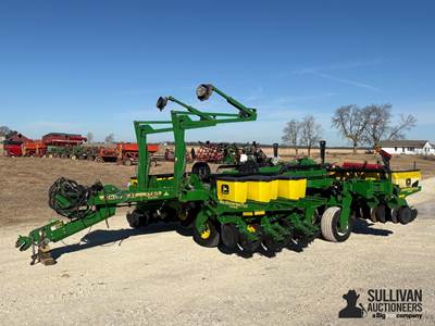 John Deere 1780 Conservation Max Emerge Plus Planter