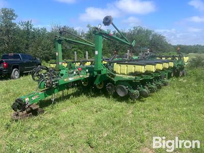 John Deere 1780 MaxEmerge Plus 16/31 Split Row Planter