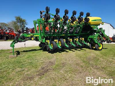 2004 John Deere 1790 CCS 16/32 Planter