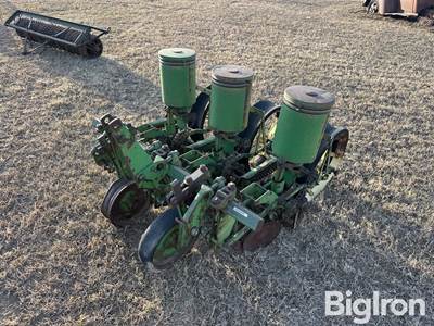 John Deere 24-B 3R20" 3-Pt Planter