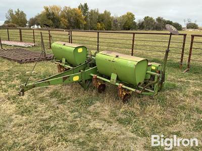 John Deere 494A 4R30” Pull-Type plate planter