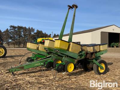 John Deere 7000 8R30 Finger Pickup Planter