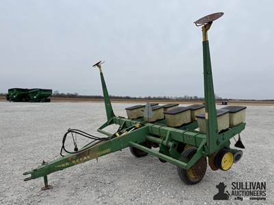 John Deere 7000 4R36 Planter
