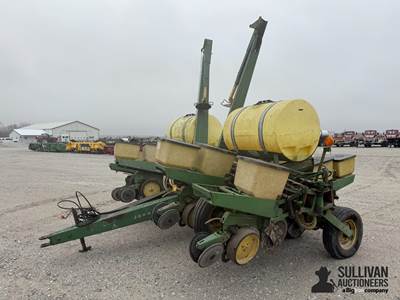 John Deere 7000 8R36 Planter