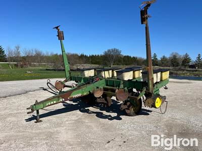 John Deere 7000 4R38 Planter