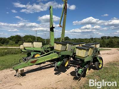 John Deere 7000 8R36” Pull-Type Planter