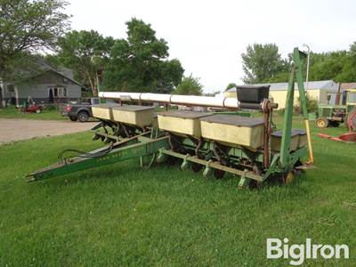 John Deere 7000 8R30" Pull-Type Planter