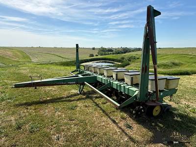 John Deere 7000 8R30 Planter