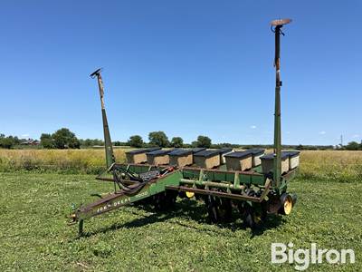 John Deere 7000 6R30” Pull-Type Planter