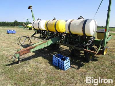 John Deere 7000 6R30 Pull-Type Planter