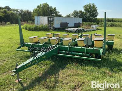 John Deere 7000 13R15" Split Row Planter