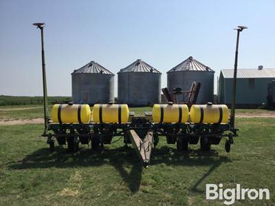 John Deere 7000 8R30" Pull-Type Planter