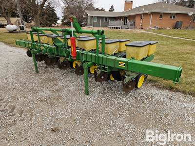 John Deere 7100 7R30 3-Pt Planter On A 8 Row Bar