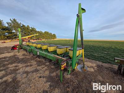 John Deere 7100 Planter