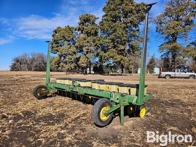 John Deere 7100 12R18 Soybean Planter
