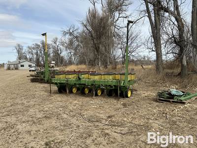 John Deere 7100 6R30” Planter