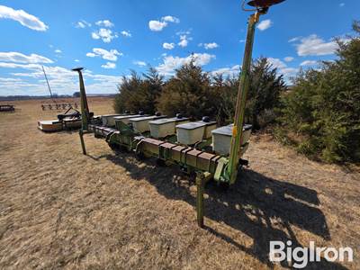 John Deere 7100 6R30 Planter