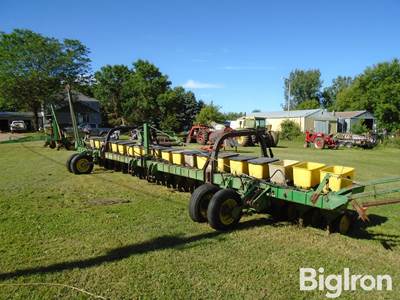 John Deere 7100 20R18" Planter