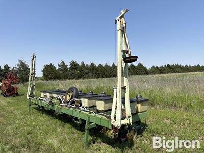 John Deere 7100 8R30 Planter