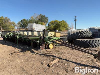 John Deere 7100 12R30 Planter