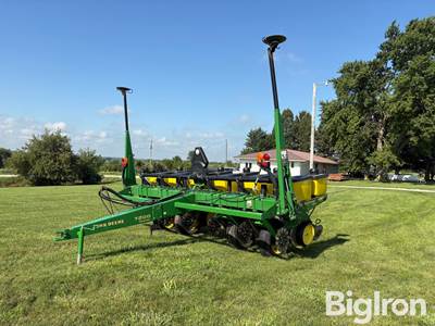 John Deere 7200 6-30 MaxEmerge 2 Planter