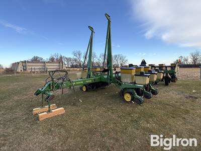 John Deere 7200 12R30 MaxEmerge 2 Planter