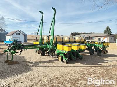 John Deere 7200 12R30” Vacuum Planter