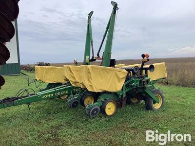 John Deere 7200 8R38 Planter