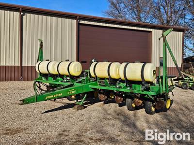 John Deere 7200 Conservation 8R30 Vacuum Planter w/Liquid Fertilizer