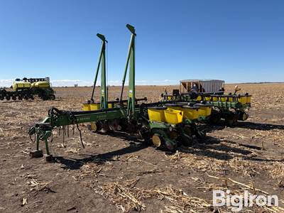 John Deere 7200 Max Emerge 2 Vacumeter 12R30" Conservation No-Till Planter