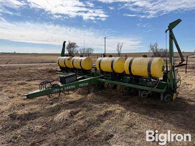 John Deere 7200 MaxEmerge 2 8R30 Planter