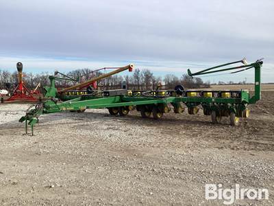 1996 John Deere 7200 MaxEmerge 2 16 Row Conservation Planter