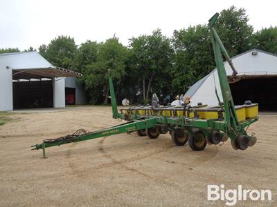 John Deere 7200 MaxEmerge 2 8R36" VacuMeter Planter