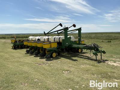 1995 John Deere 7200 MaxEmerge 2 16R30” Conservation Planter
