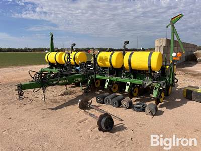 John Deere 7200 MaxEmerge 2 VacuMeter 8R30 Conservation Planter