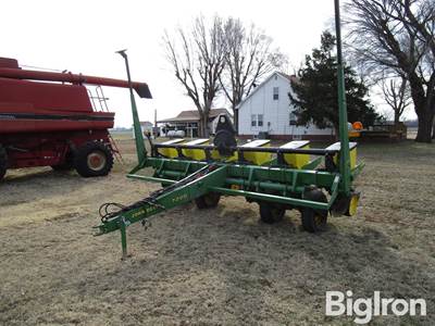 John Deere 7200 MaxEmerge 6R30" Vacumeter Planter