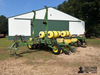 John Deere 7200 MaxEmerge 8R36" Corn Planter