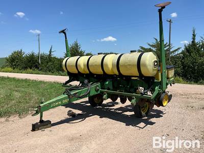 John Deere 7200 MaxEmerge II 4R36” Pull-Type Planter