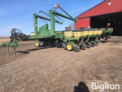 1991 John Deere 7200 Maxemerge II 16R30 Planter