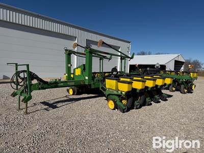 1993 John Deere 7200D 16R30" Front Fold Planter