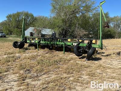 John Deere 7300 8R36” Planter