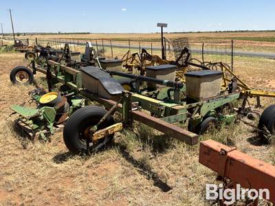 John Deere 7300 MaxEmerge 2 Planter