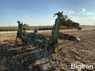 John Deere 7300 MaxEmerge 2 10R30 VacuMeter Planter