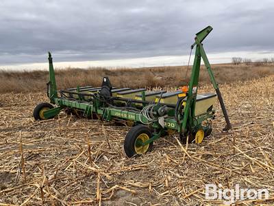 John Deere 7300 MaxEmerge 2 8R30 Planter
