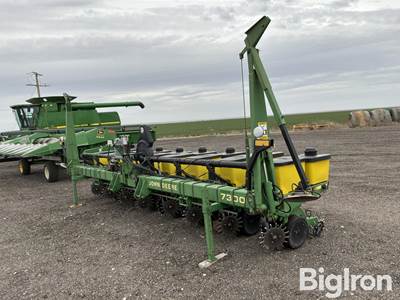 John Deere 7300 MaxEmerge 2 8R30" Planter