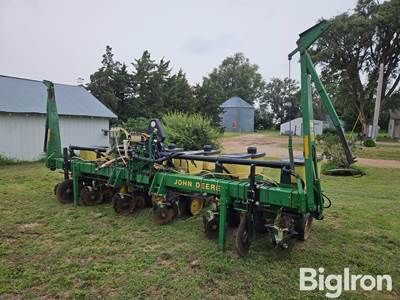 John Deere 7300 MaxEmerge 2 6R36 Planter