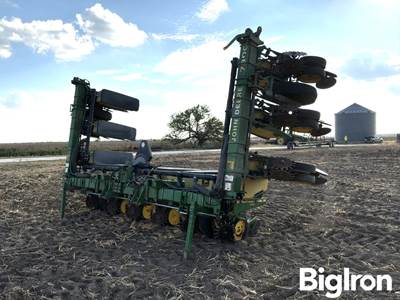 John Deere 7300 MaxEmerge 2 12R30 VacuMeter Planter