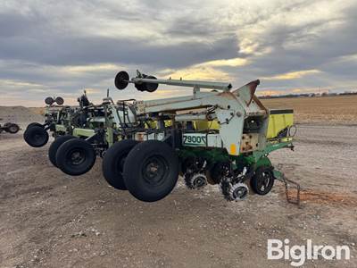 John Deere Max Emerge 2 16 row stack fold planter